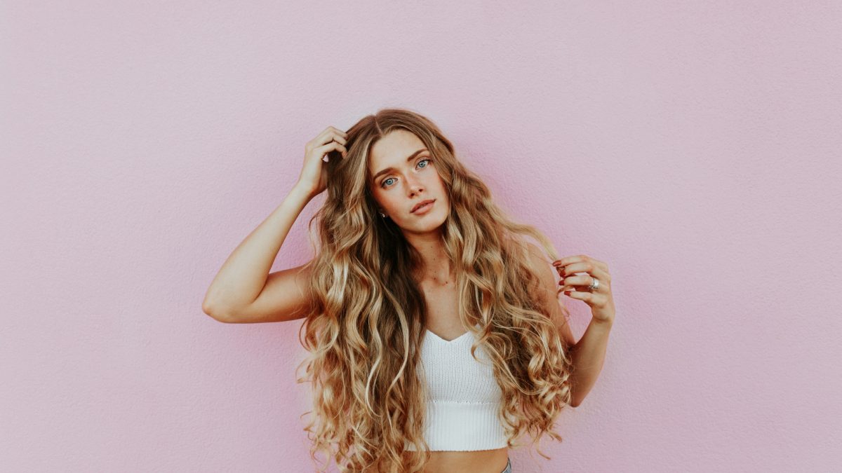 Redéfinissez votre style avec les perruques femmes : un changement tendance et personnalisé