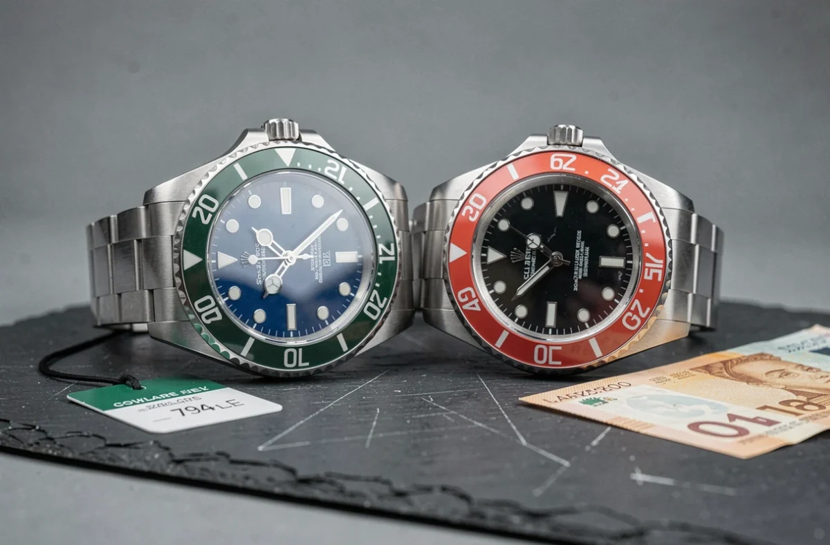 Montres Rolex Submariner et GMT-Master II posées sur ardoise avec billet en francs suisses, illustration de l'investissement horloger